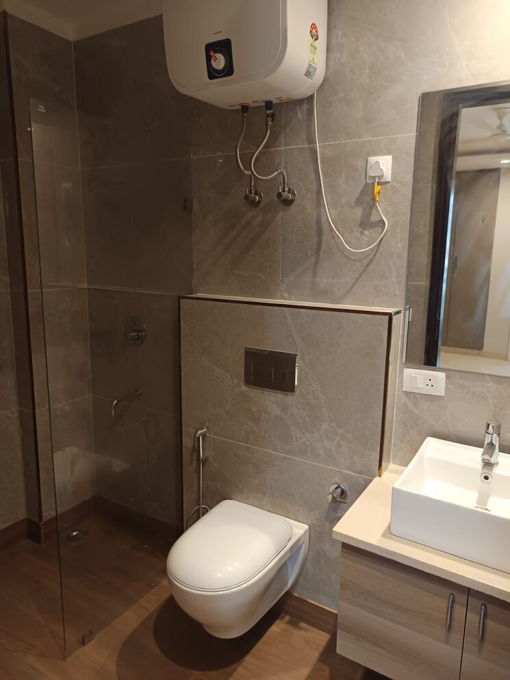 Bathroom, south extension 3 Bedroom 200 Sq.Yd. Apartment In South Extension Delhi 8670214
