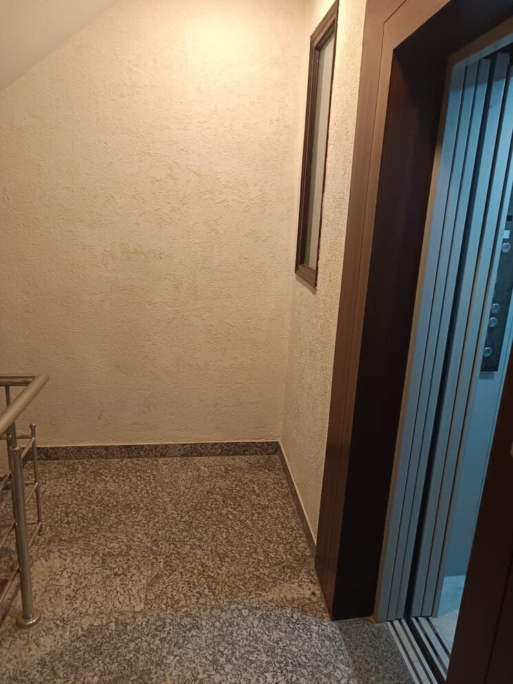 Balcony, south extension 3 Bedroom 200 Sq.Yd. Apartment In South Extension Delhi 8670214