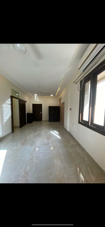 1 BHK Apartment For Rent in Usha Sadan Apartment, Colaba