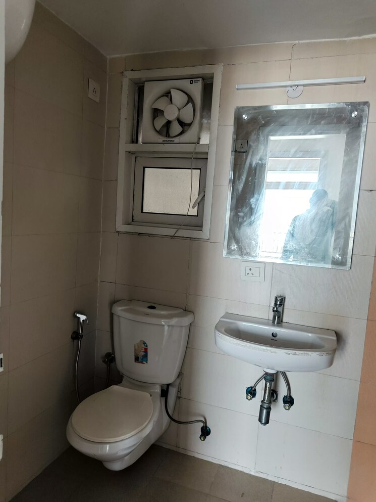Bathroom, jaypee-pavilion-heights-iii 3 Bedroom 1956 Sq.Ft. Apartment In Sector 128 Noida 8670274