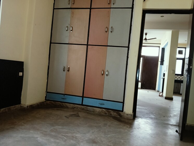 Room, landcraft-golflinks-plaza 3 Bedroom 120 Sq.Yd. Builder Floor In Pandav Nagar Ghaziabad 8670287