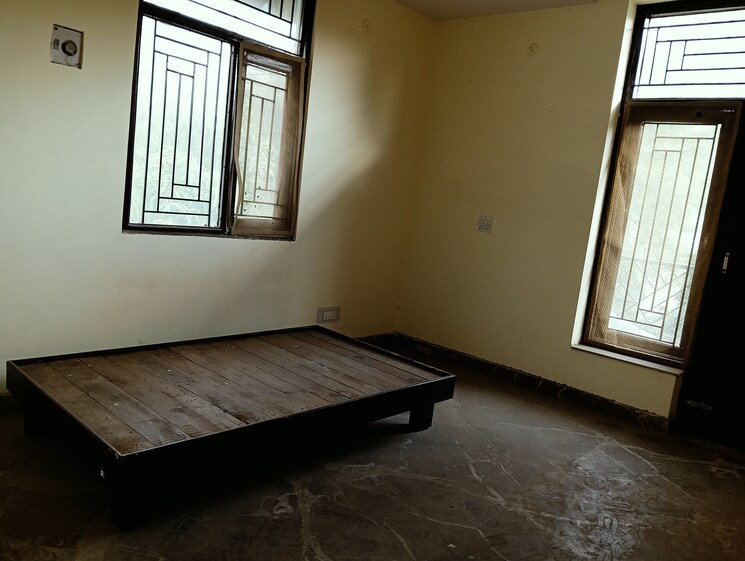 Room, landcraft-golflinks-plaza 3 Bedroom 120 Sq.Yd. Builder Floor In Pandav Nagar Ghaziabad 8670308