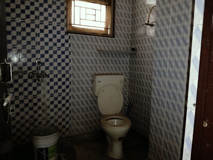 Bathroom, landcraft-golflinks-plaza 3 Bedroom 120 Sq.Yd. Builder Floor In Pandav Nagar Ghaziabad 8670308