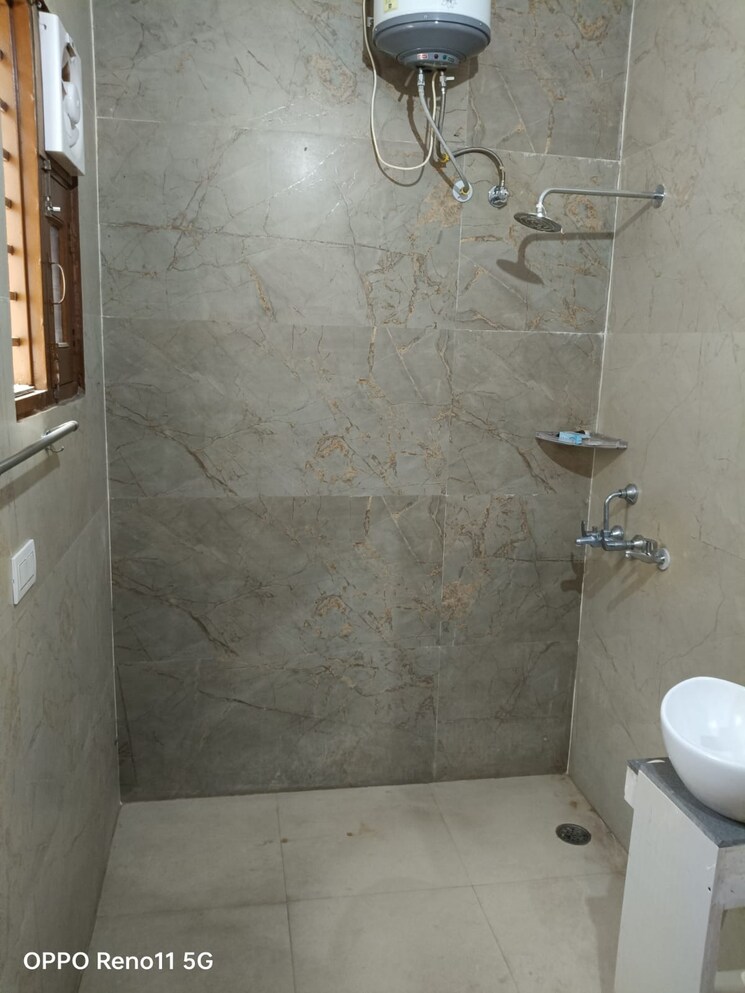 Bathroom, pir machalla 3 Bedroom 150 Sq.Yd. Apartment In Pir Machalla Zirakpur 8670415