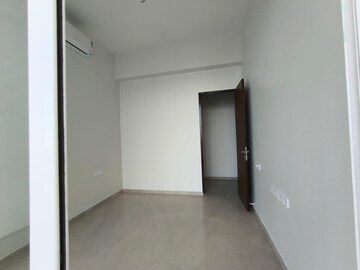 Room in 2 BHK Apartment at JP Decks, Goregaon East – for Rent