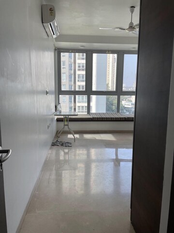 Room in 3 BHK Apartment at Oberoi Exquisite Goregaon, Goregaon East – for Rent