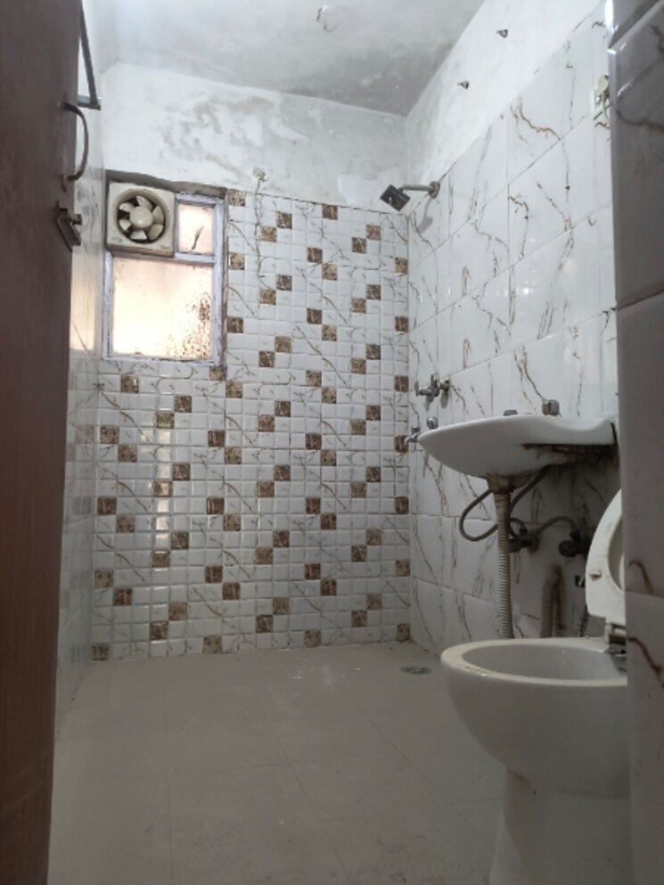 Bathroom, sarita vihar 2.5 Bedroom 1100 Sq.Ft. Apartment In Sarita Vihar Delhi 8670589