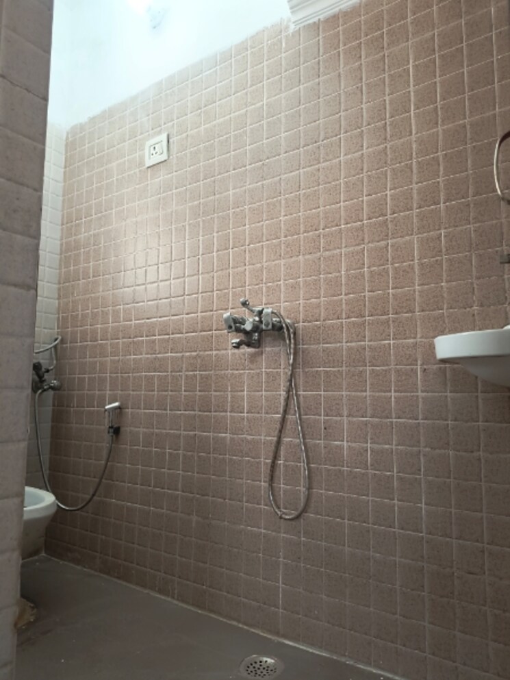 Bathroom, sarita vihar 2.5 Bedroom 1100 Sq.Ft. Apartment In Sarita Vihar Delhi 8670589