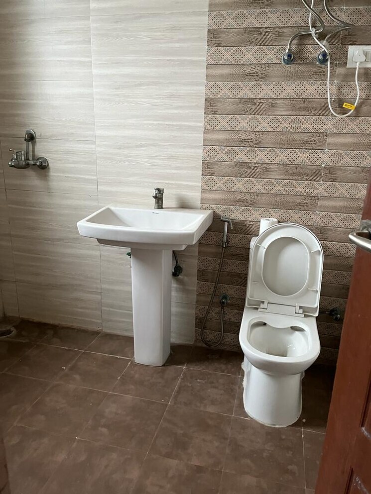 Bathroom, urbtech-hilston 3 Bedroom 1650 Sq.Ft. Apartment In Sector 79 Noida 8670554