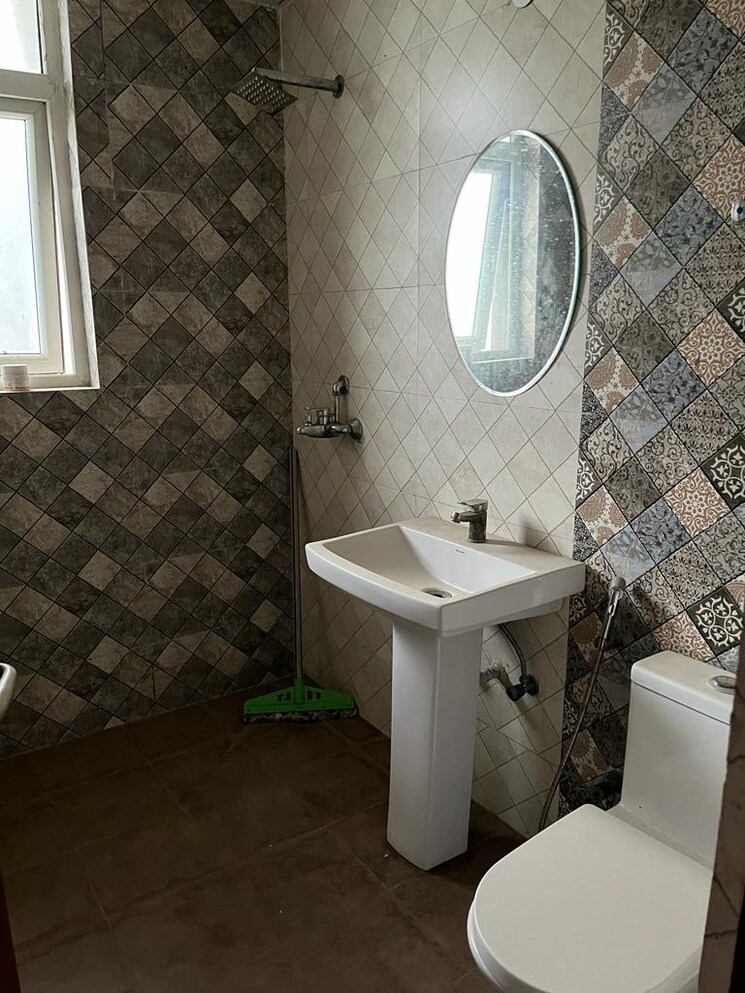 Bathroom, urbtech-hilston 3 Bedroom 1650 Sq.Ft. Apartment In Sector 79 Noida 8670554