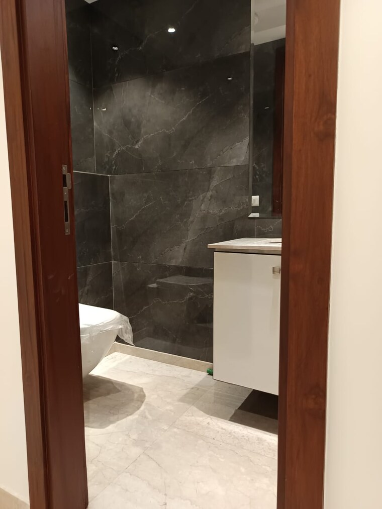 Bathroom, greater kailash ii 5 Bedroom 300 Sq.Yd. Builder Floor In Greater Kailash ii Delhi 8670608