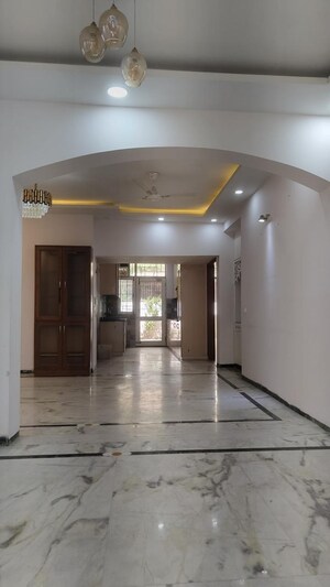 Room in 4 BHK Apartment at Unitech Harmony, Sector 50 – for Sale