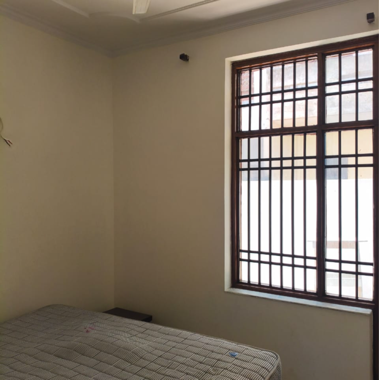 Room, sector 23 2.5 Bedroom 900 Sq.Ft. Villa In Sector 23 Gurgaon 8670673