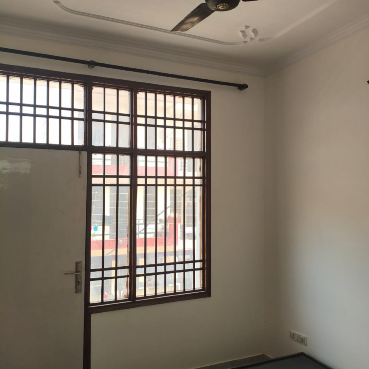 Room, sector 23 2.5 Bedroom 900 Sq.Ft. Villa In Sector 23 Gurgaon 8670673