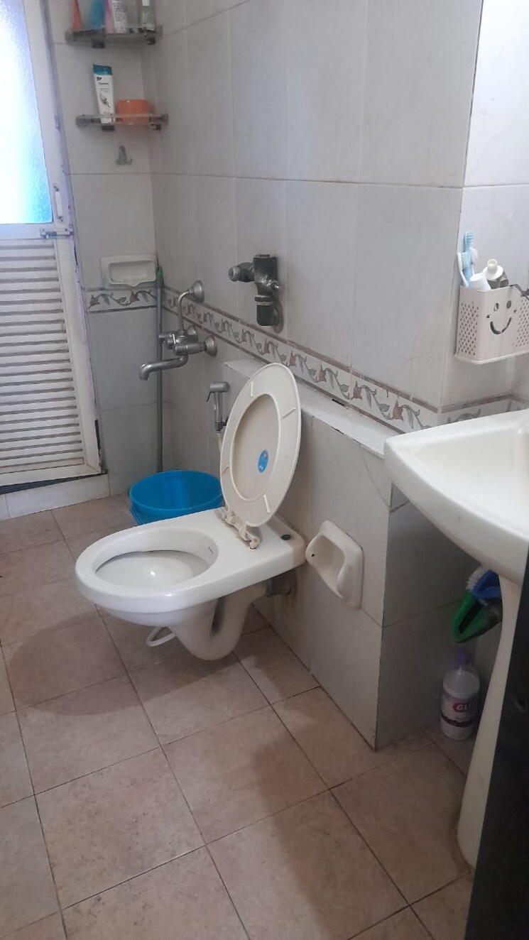 Bathroom, je-and-vee-om-trimurti 3 Bedroom 941 Sq.Ft. Apartment In Malad East Mumbai 8670655