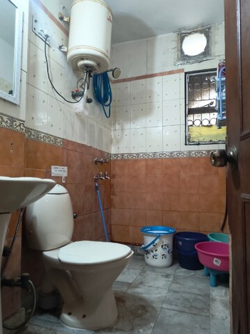 Bathroom in 3.5 BHK Apartment at Sarita Vihar Pocket-J RWA, Sarita Vihar – for Sale