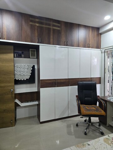 Furnished Amenities in 3 BHK Apartment at Thaltej – for Rent