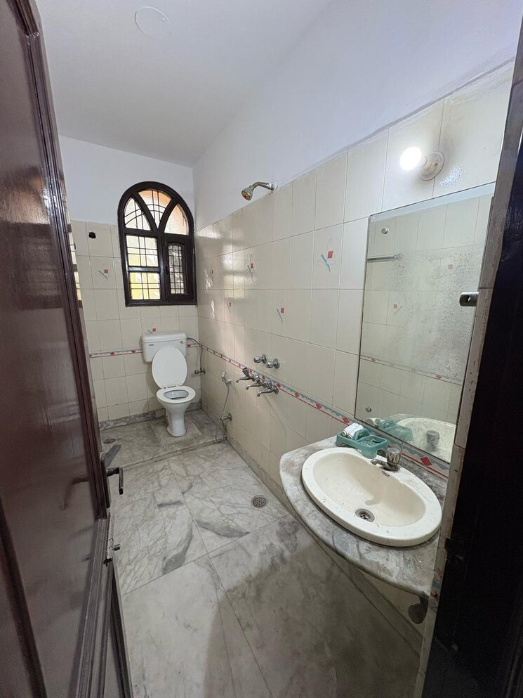 Bathroom, sector 40 2 Bedroom 190 Sq.Yd. Builder Floor In Sector 40 Gurgaon 8671067