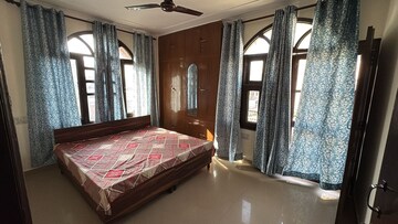 Bedroom in 2 BHK Builder Floor at Sector 40 – for Rent