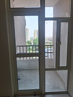 Room in 3.5 BHK Apartment at KM Residency, Raj Nagar Extension – for Sale