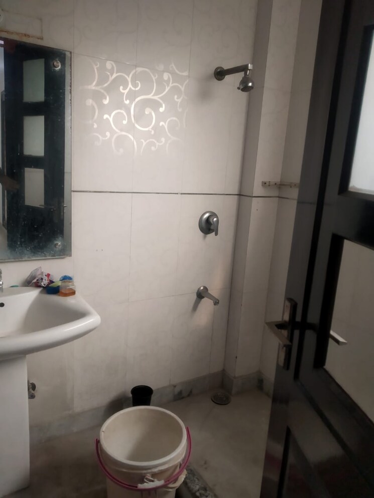 Bathroom, subhash nagar 2 Bedroom 110 Sq.Yd. Builder Floor In Subhash Nagar Delhi 8671140