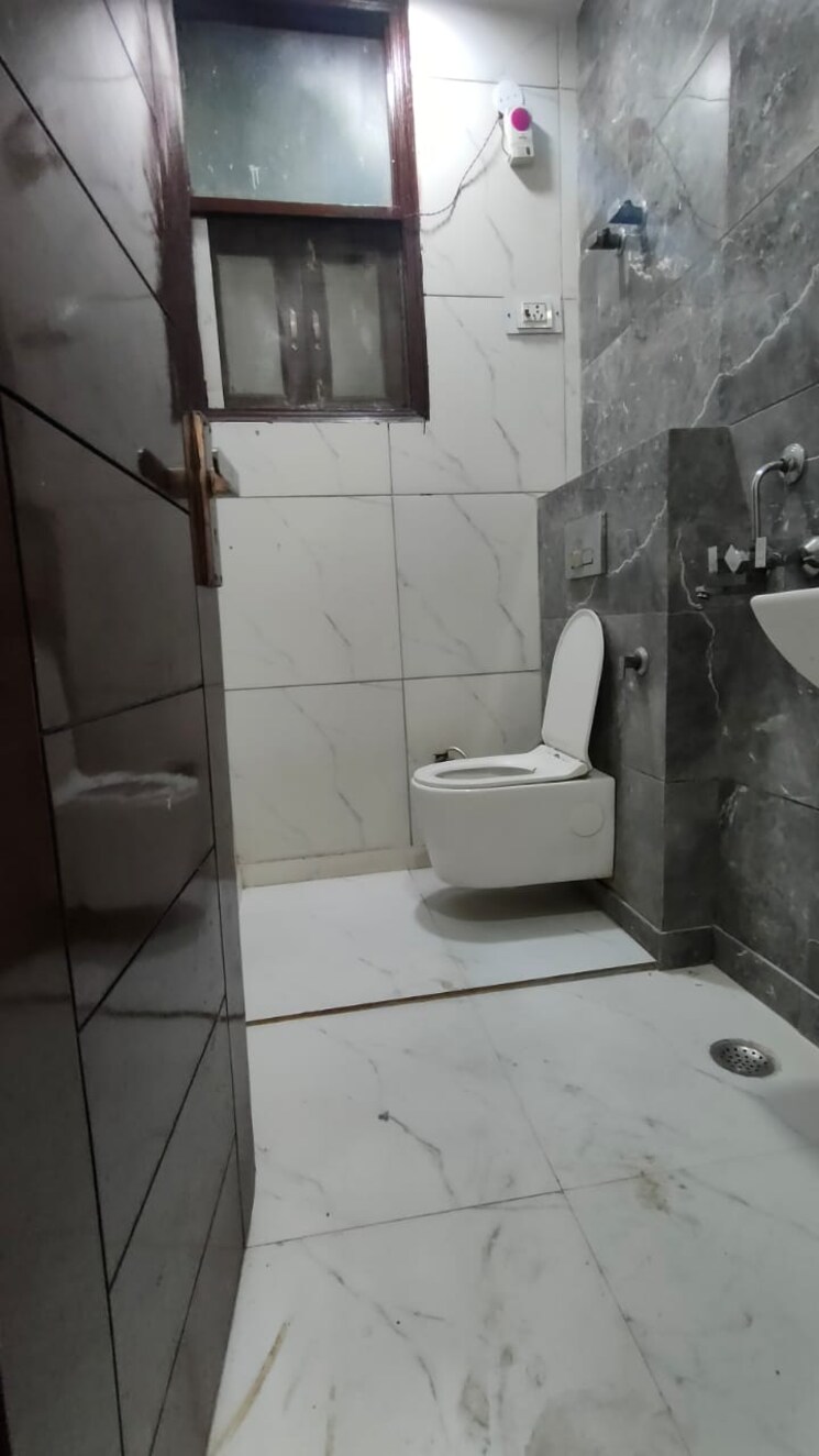 Bathroom, rohini sector 25 3 Bedroom 900 Sq.Ft. Builder Floor In Rohini Sector 25 Delhi 8671152