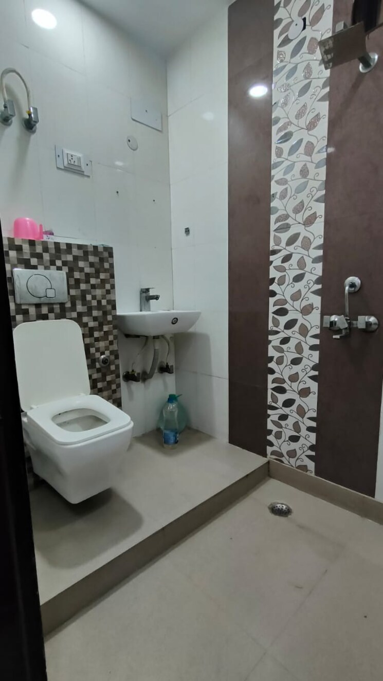 Bathroom, rohini sector 25 3 Bedroom 900 Sq.Ft. Builder Floor In Rohini Sector 25 Delhi 8671152
