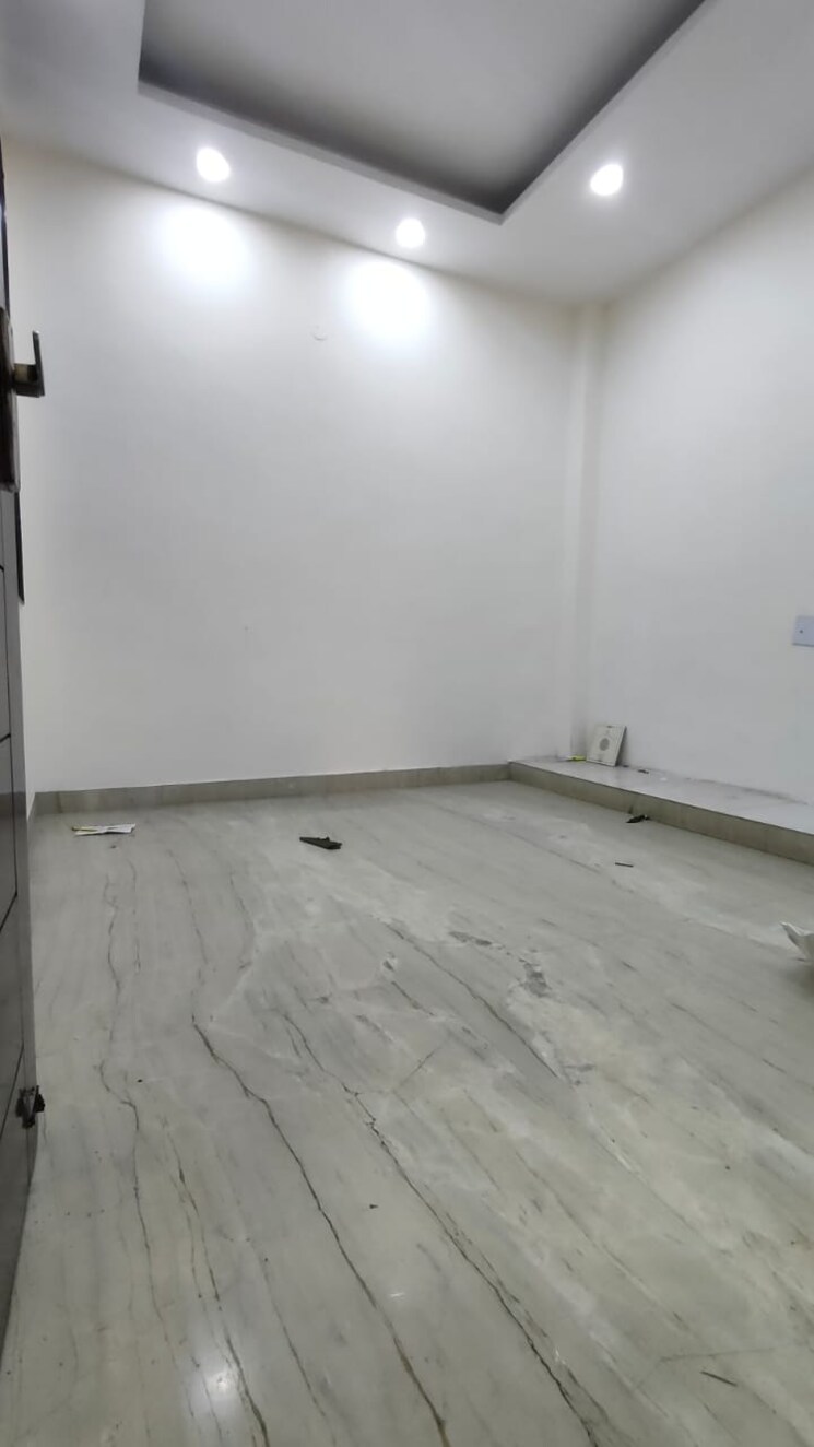 Room, rohini sector 25 3 Bedroom 900 Sq.Ft. Builder Floor In Rohini Sector 25 Delhi 8671152