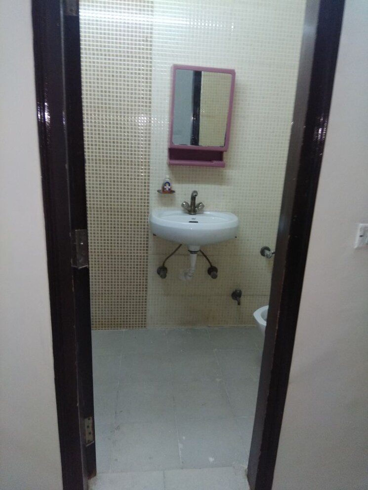 Bathroom, rajouri garden 2 Bedroom 160 Sq.Yd. Builder Floor In Rajouri Garden Delhi 8671190