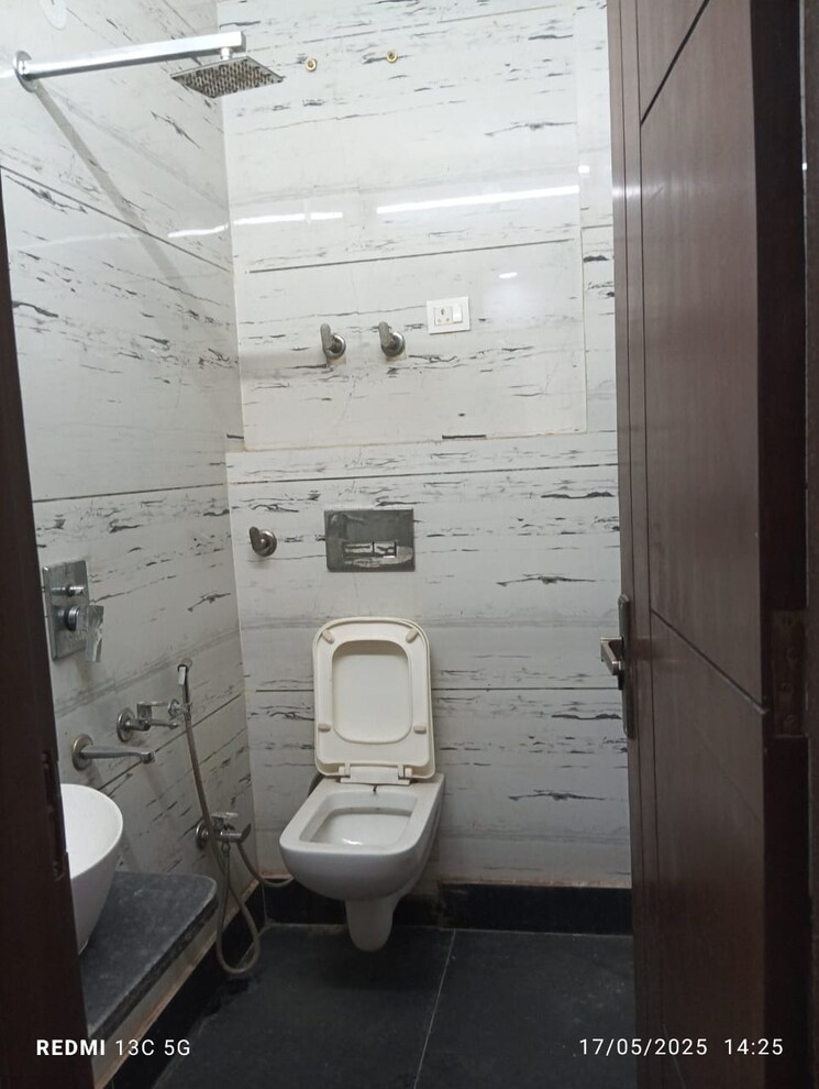 Bathroom, rohini sector 25 3 Bedroom 870 Sq.Ft. Builder Floor In Rohini Sector 25 Delhi 8671209