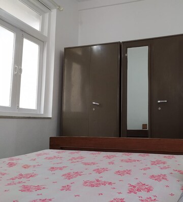 Room in 1 BHK Apartment at Colaba Court, Colaba – for Rent