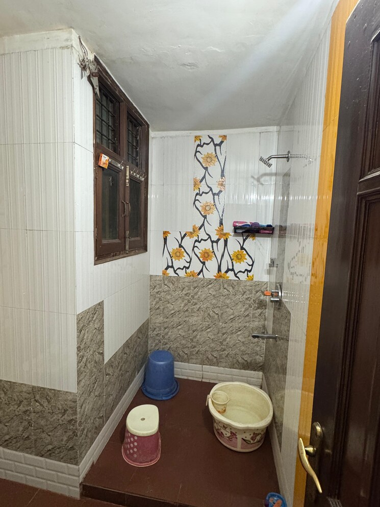 Bathroom, sector 27 6 Bedroom 162 Sq.Yd. Independent House In Sector 27 Gurgaon 8671347