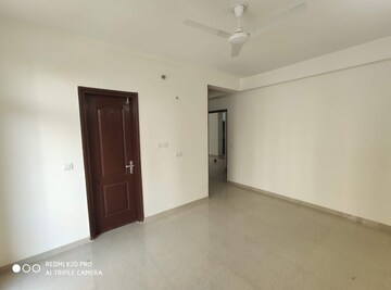 Room in 3 BHK Apartment at Omaxe R2, Gomti Nagar – for Rent