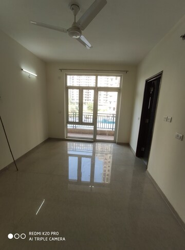 Room in 3 BHK Apartment at Omaxe R2, Gomti Nagar – for Rent