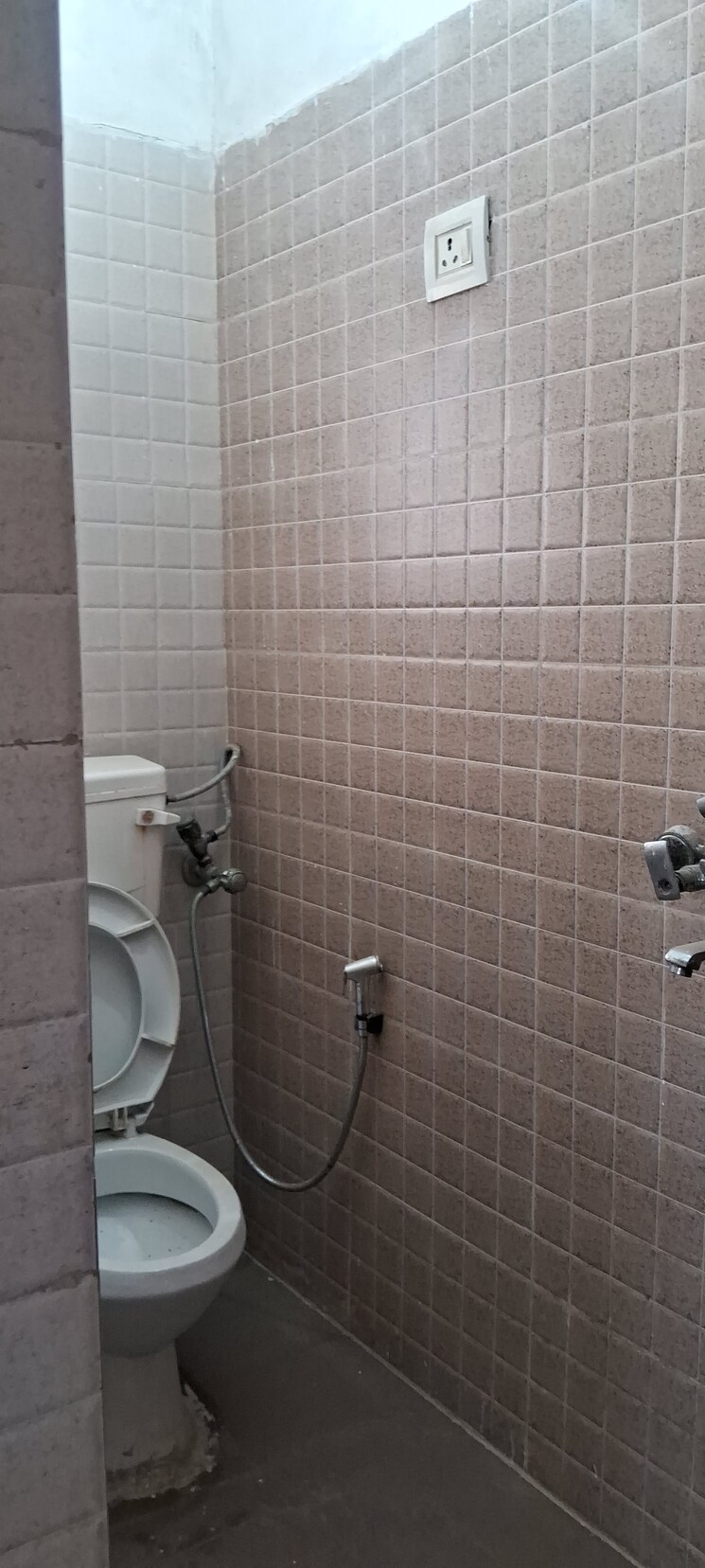 Bathroom, sarita vihar 2.5 Bedroom 1150 Sq.Ft. Apartment In Sarita Vihar Delhi 8671598