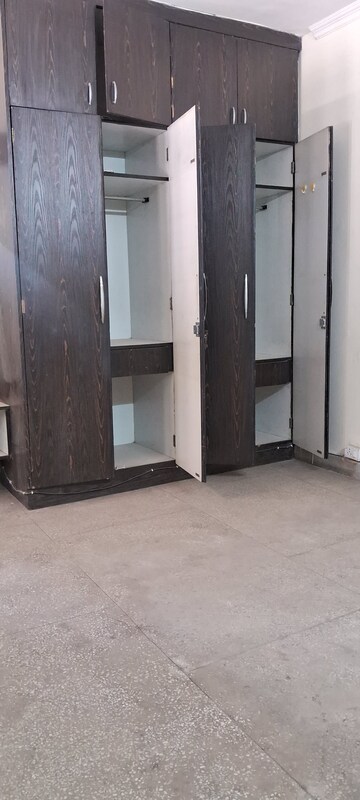 Furnished Amenities in 2.5 BHK Apartment at Sarita Vihar – for Rent