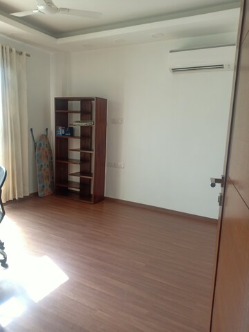 Room in 3 BHK Apartment at Sarvapriya Vihar – for Rent
