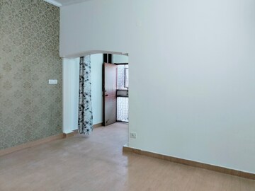 Room in 4 BHK Apartment at Sheikh Sarai – for Rent