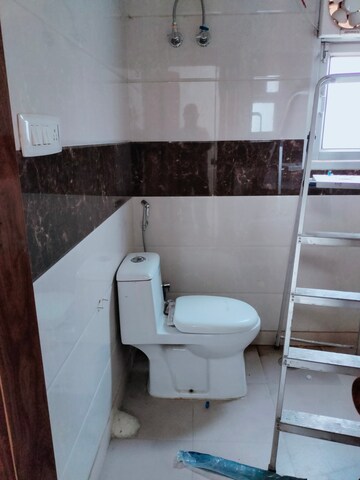 Bathroom in 4 BHK Apartment at Sheikh Sarai – for Rent