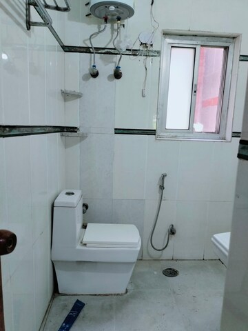 Bathroom in 4 BHK Apartment at Sheikh Sarai – for Rent