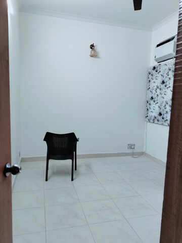 Room in 4 BHK Apartment at Sheikh Sarai – for Rent