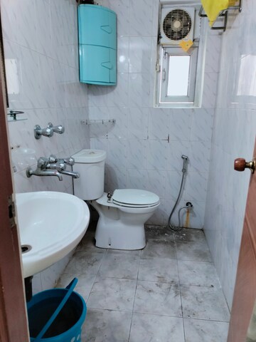 Bathroom in 4 BHK Apartment at Sheikh Sarai – for Rent