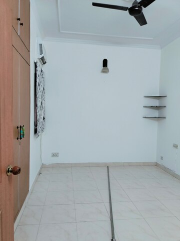 Room in 4 BHK Apartment at Sheikh Sarai – for Rent