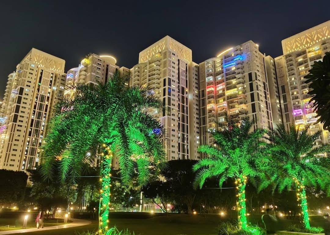 3 BHK + Servant Room Apartment For Rent in DLF Park Place