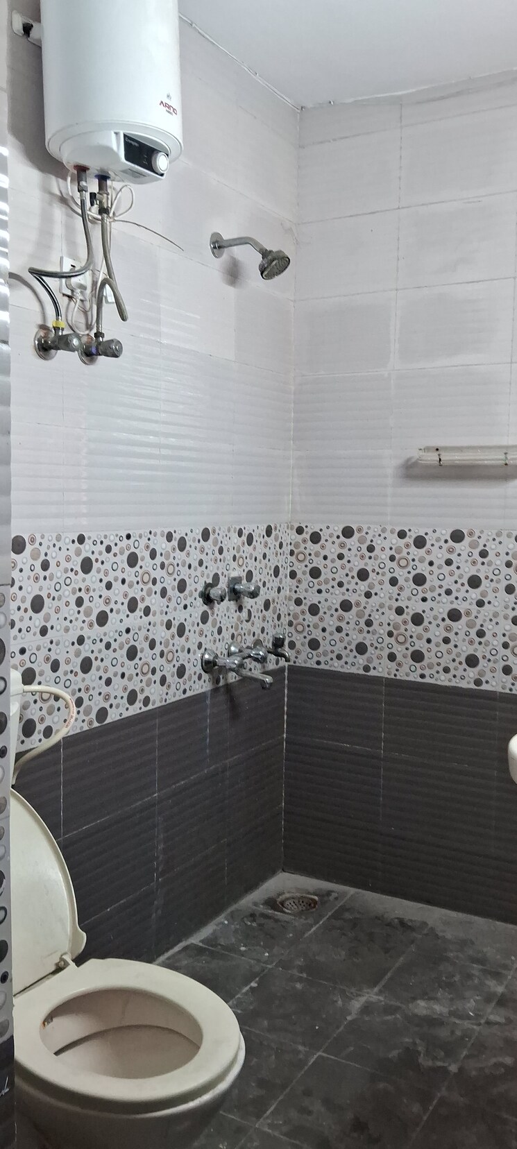 Bathroom, sarita vihar 3 Bedroom 2500 Sq.Ft. Apartment In Sarita Vihar Delhi 8671674