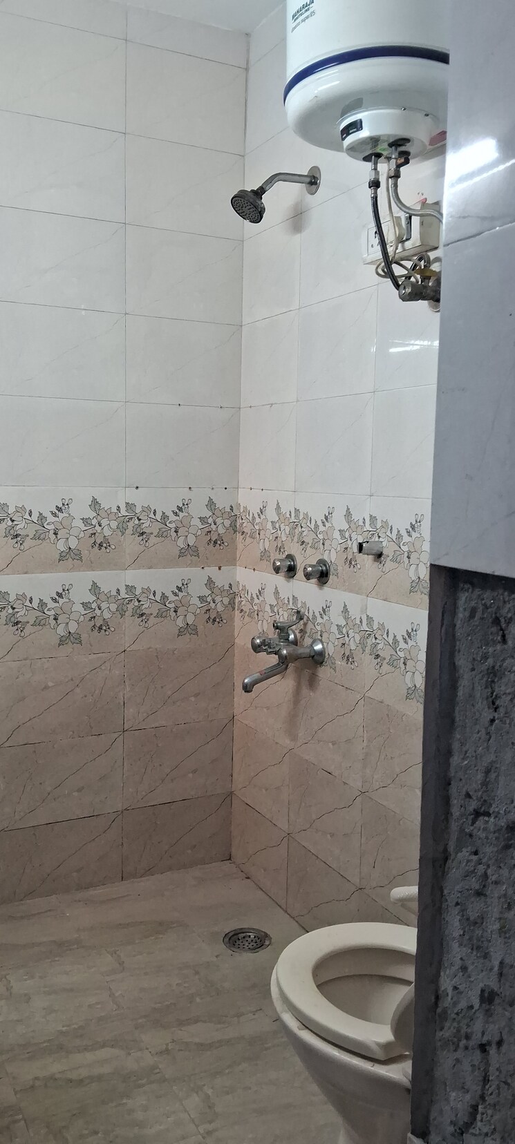 Bathroom, sarita vihar 3 Bedroom 2500 Sq.Ft. Apartment In Sarita Vihar Delhi 8671674