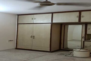 Room in 4 BHK Apartment at Tarika CGHS, Sector 43 – for Rent