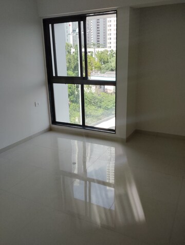 Room in 2 BHK Apartment at Runwal Eirene, Balkum Pada – for Rent