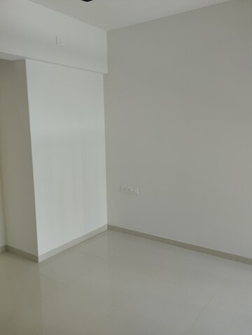 Room in 2 BHK Apartment at Runwal Eirene, Balkum Pada – for Rent