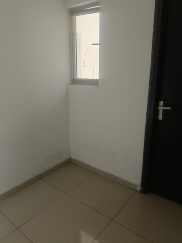 Room in 3.5 BHK Apartment at Gulshan Bellina, Sector 16 Greater Noida – for Rent